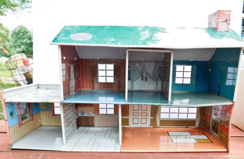 lot 121 image: vintage metal doll house