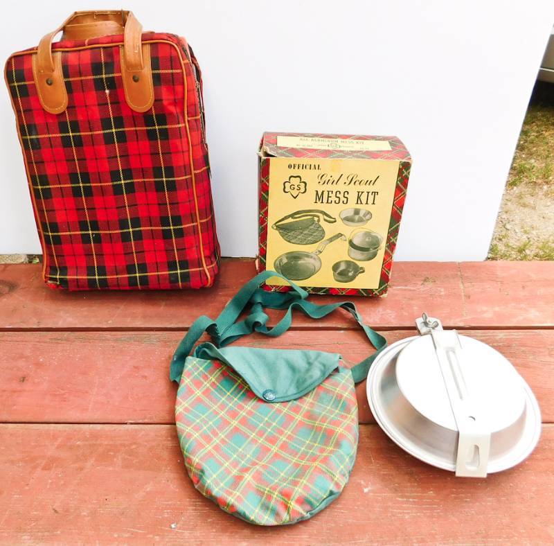 lot 126 image: Official Girl Scout messkit like new in the box and vintage picnic bag