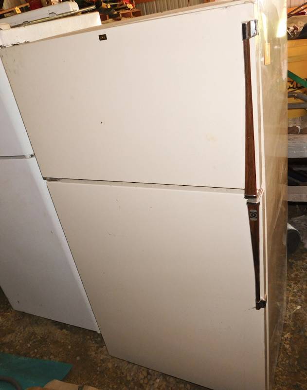 lot 4 image: Refridgerator freezer runs needs cleaning