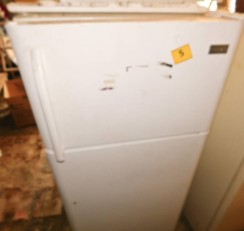 lot 5 image: Refridgerator freezer runs needs cleaning