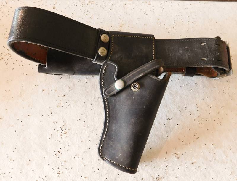 lot 14 image: black leather service belt,  handcuff case and utility cases