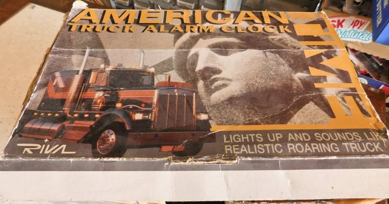 lot 17 image: Rival American Truck Alarm Clock