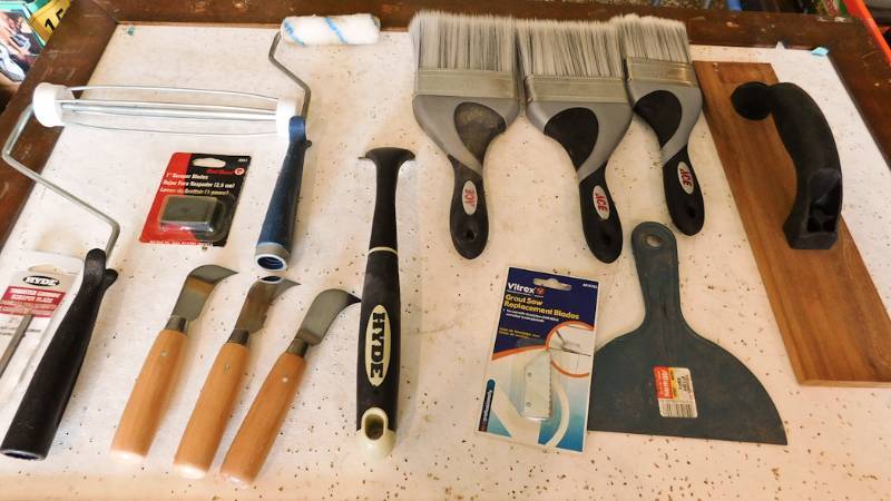 lot 22 image: very nice assorted painting supplies brushes and more