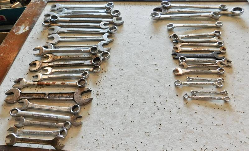 lot 37 image: 35 wrenches 20 standard and 15 metric various makers