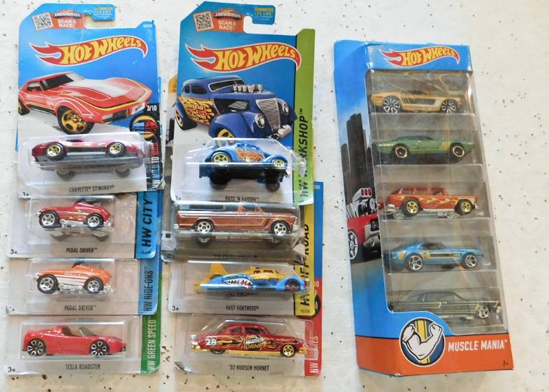 lot 43 image: Hot wheels 10 single packages and 5 car multi pack