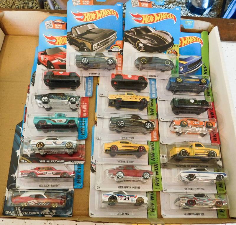 lot 46 image: Hot wheels 20 single packages cars and trucks