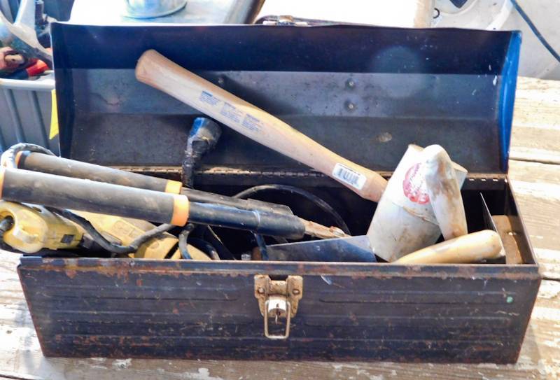 lot 70 image: tool box with contents
