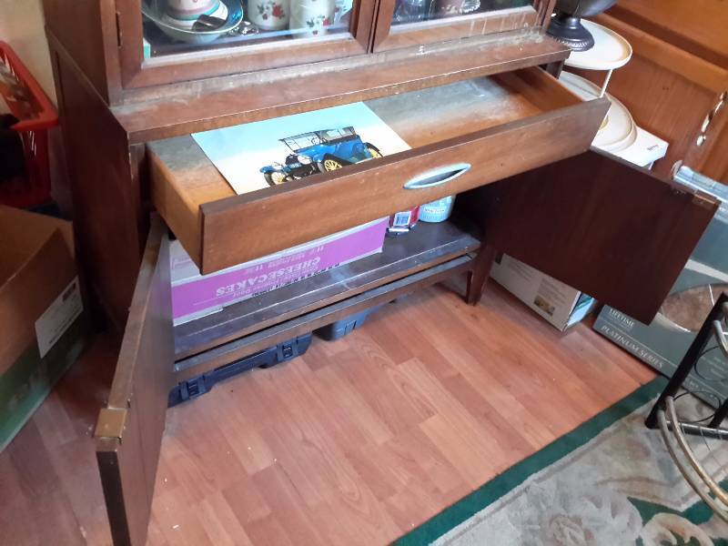 Mid Century Modern China Hutch.. Looks like Walnut wood.. Needs a little refinishing, but really nice