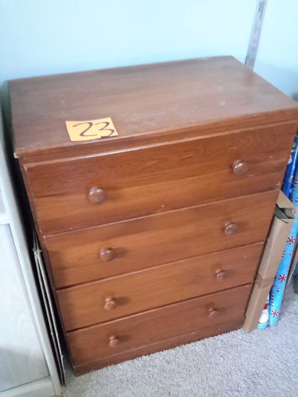 Small Chest of drawers.. Looks like pine wood.
