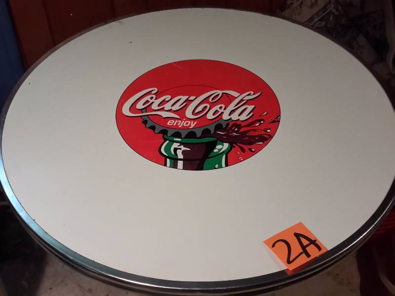 Coke Table.. Chrome Legs and trim.. 42in Diameter.. Nice shape