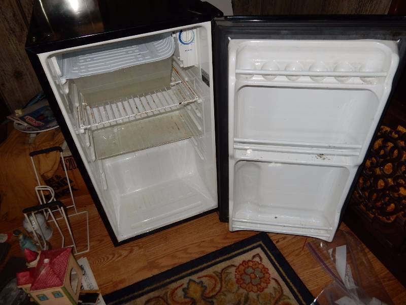 General Electric Dorm size Refrigerator.. Tested and works, but needs cleaning