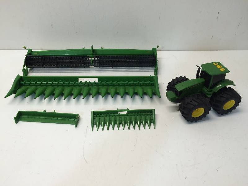 lot 14 image: John Deere Tractor