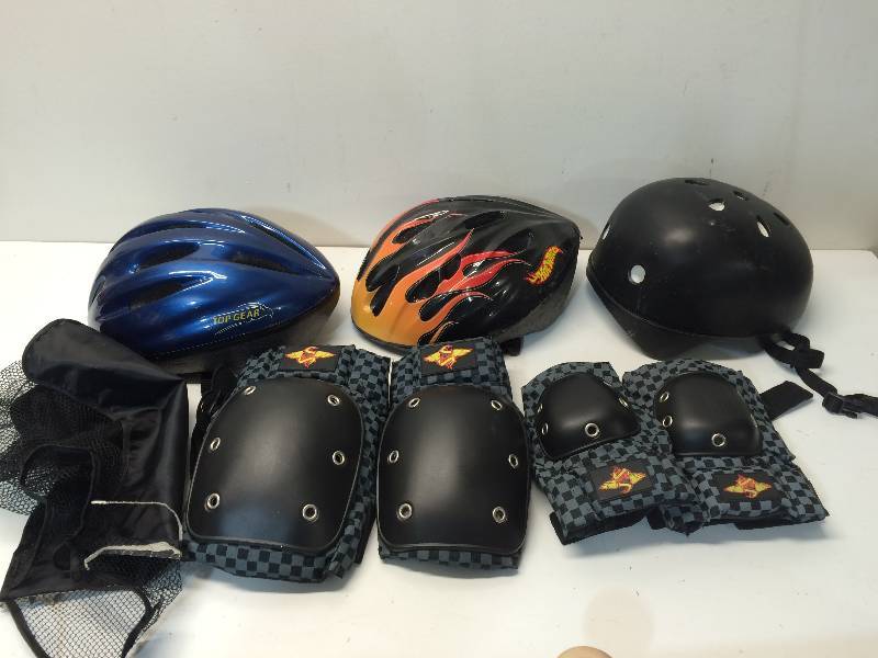 lot 22 image: Helmets and Pads