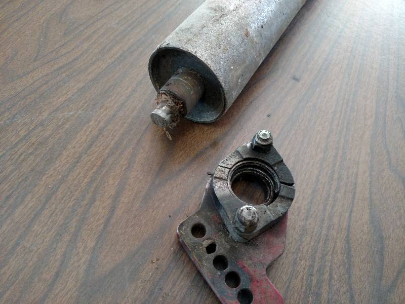 lot 82 image: 32 Striping Roller with (1) Mounti...
