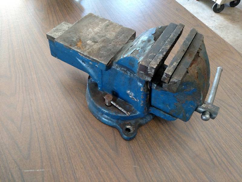 lot 83 image: 6 Swivel Base Bench Vise...