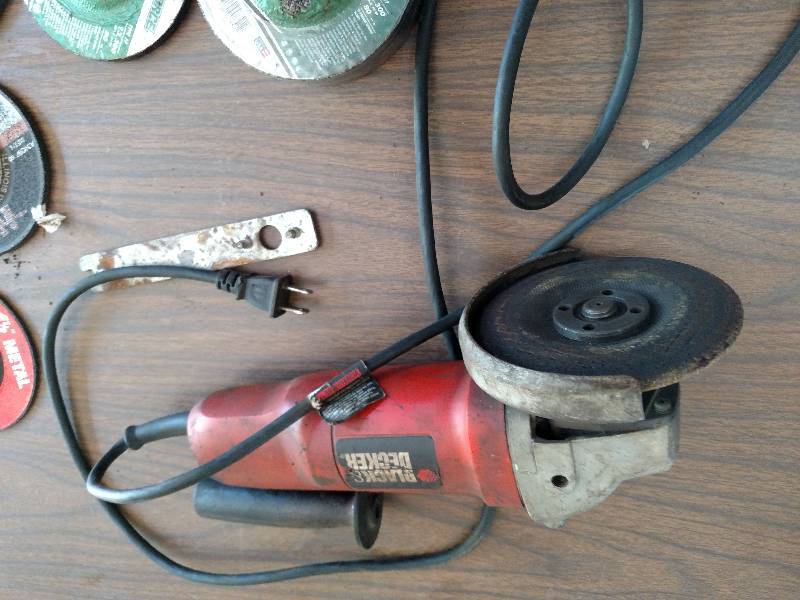lot 86 image: Black & Decker 4 12 Angle Grinder...