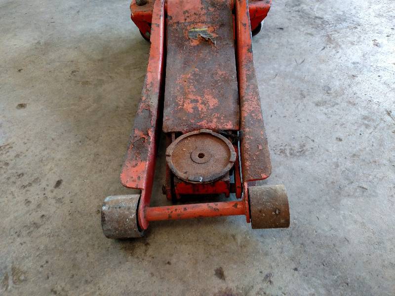lot 91 image: Hydraulic Floor Jack, 2 12 Ton, Be...