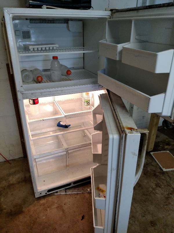 lot 129 image: Refrigerator & Microwave, Works...