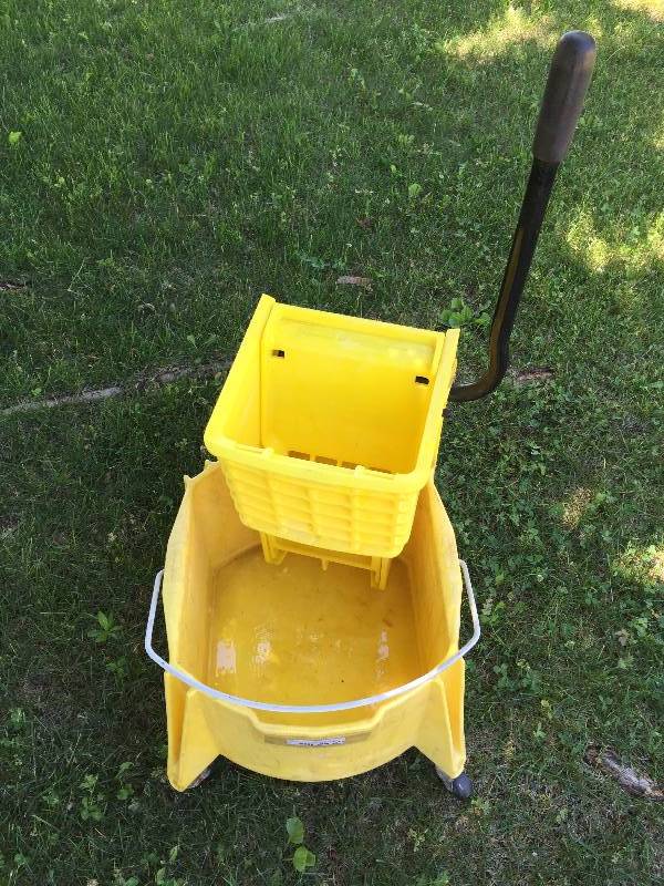 lot 24 image: Commercial Mop Bucket with Side Press Wringer - Nice & Clean Condition
