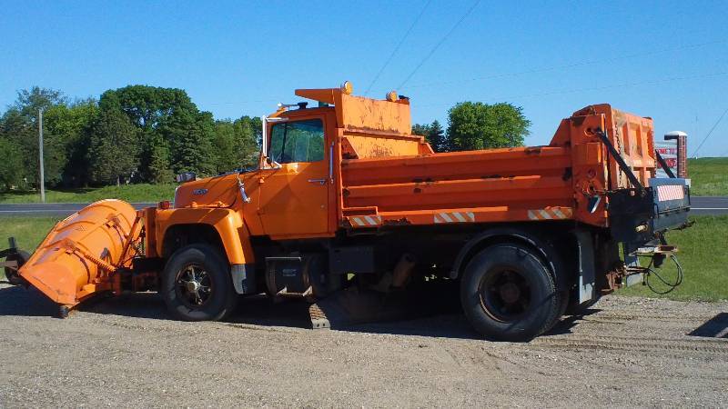 1987 Ford L8000 plow truck