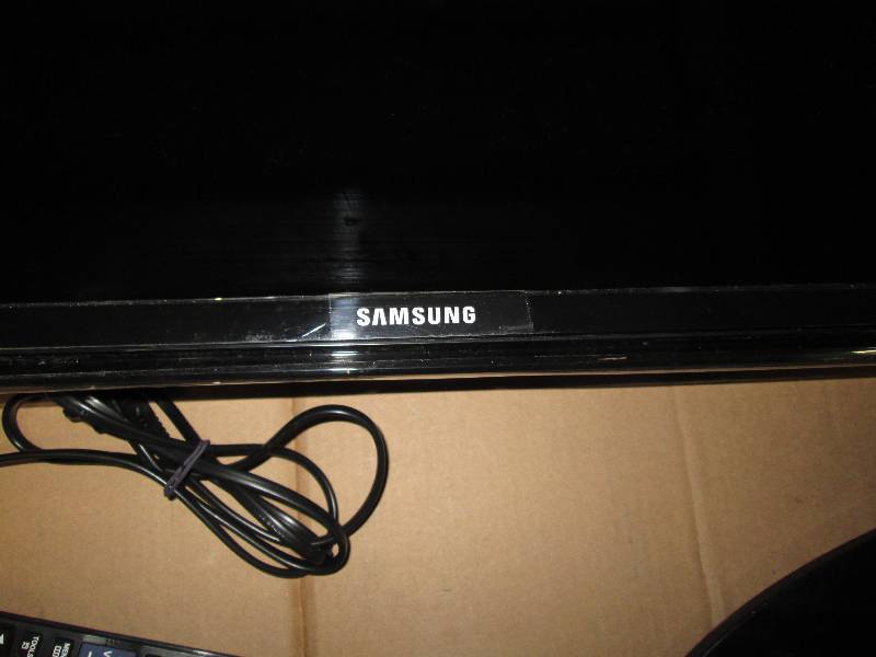 lot 418 image: Samsung UN40H5203AFXZA 40 1080p 60Hz LED Smart HDTV
