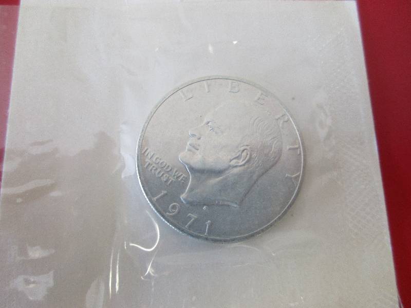 Lot #25  1971-S Eisenhower 40% Silver Dollar in original government packaging  Also known as the Blue Ike