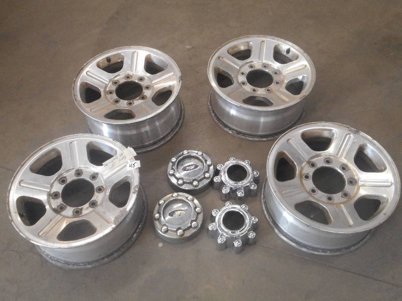 (4) Ford 8-Lug 18 Wheels With Cent...