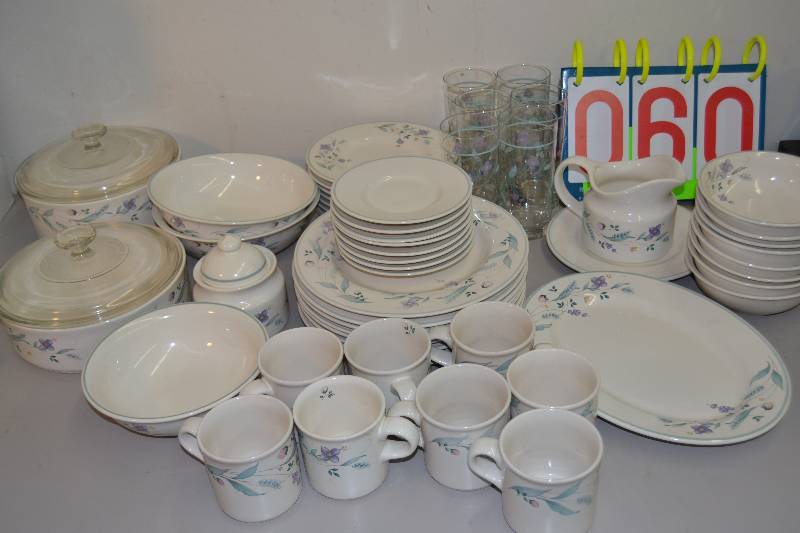 lot 60 image: Dishes Set