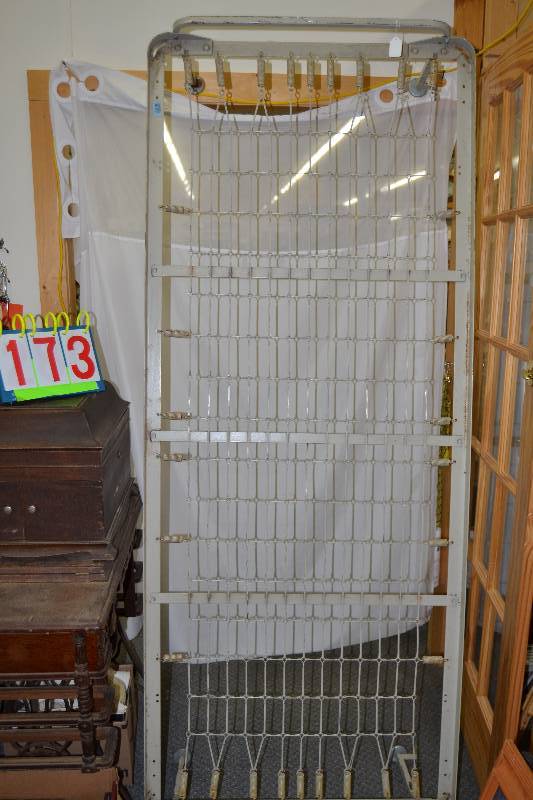 lot 173 image: Metal bed frame