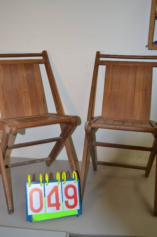 lot 49 image: Vintage Folding Chairs