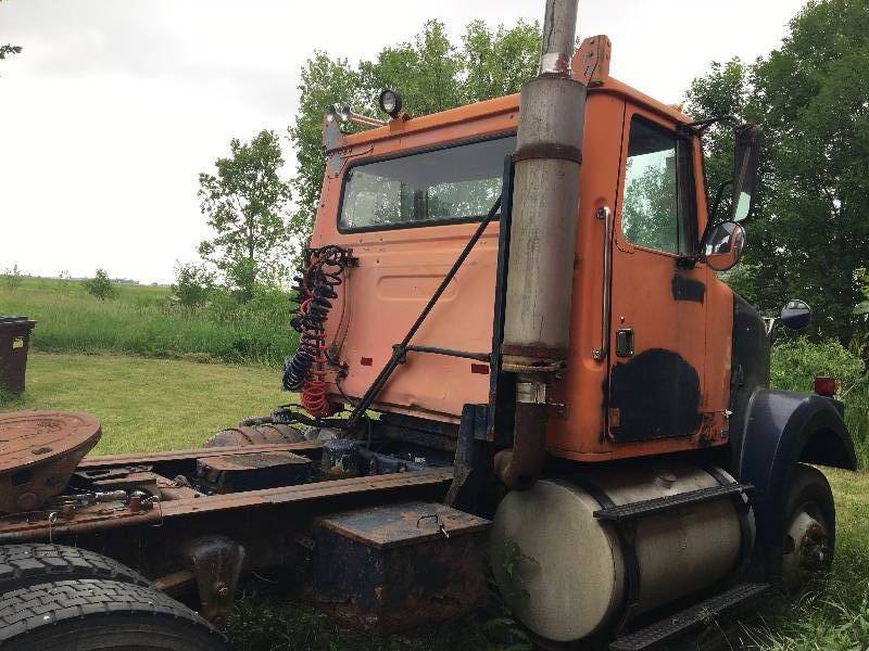 1985 VOLVO SINGLE AXLE SEMI V-6 DETROIT