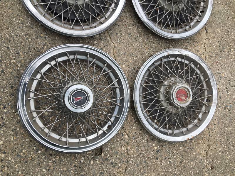 PONTIAC HUB CAPS (4)