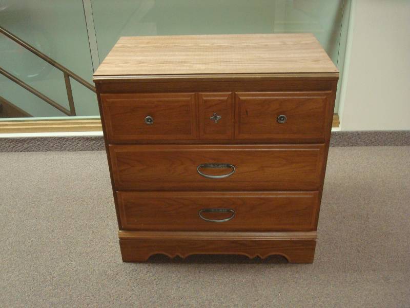 lot 5 image: Small Dresser, Good Condition