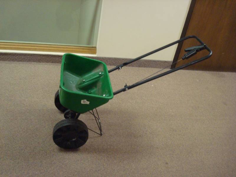 lot 29 image: Scotts 1000, Seed Spreader, Works