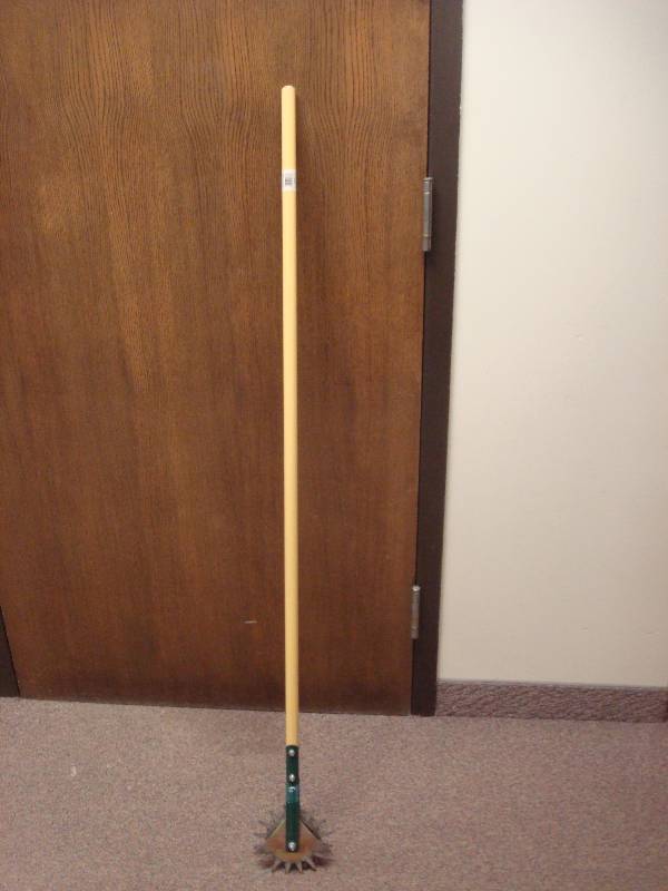 lot 32 image: Sidewalk Edger Yard Tool