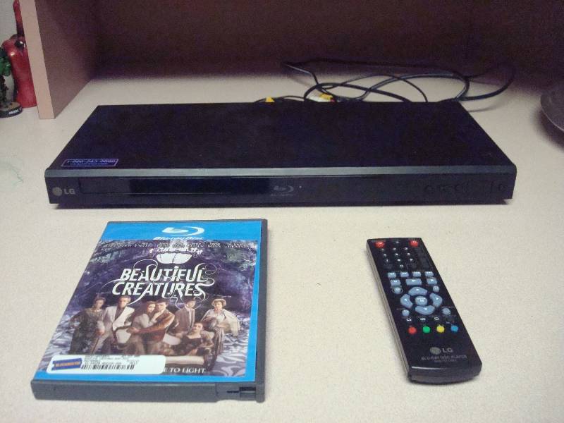 lot 57 image: LG Blu Ray Movie Player, Works Good, Remote Missing Battery Cover