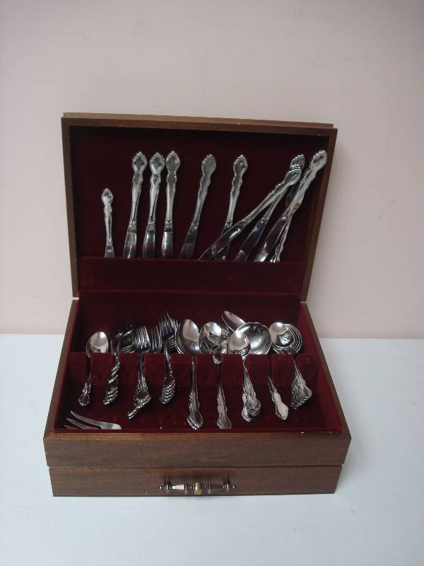 lot 60 image: Flatware Box With Some Oneida Silverware