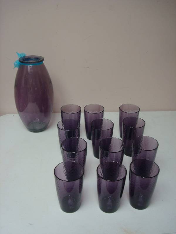 lot 76 image: Lot Of Purple Drinking Glasses And Vase