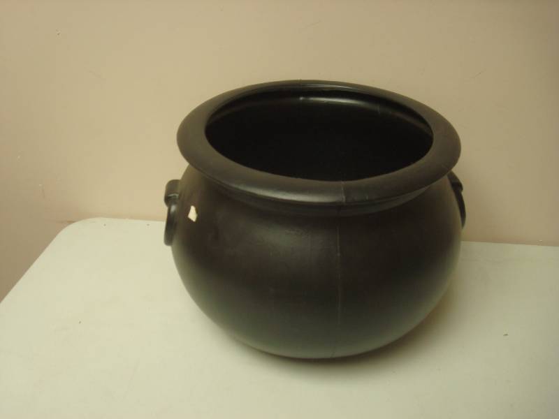 lot 79 image: Union Plastic Cauldron Pot Kettle