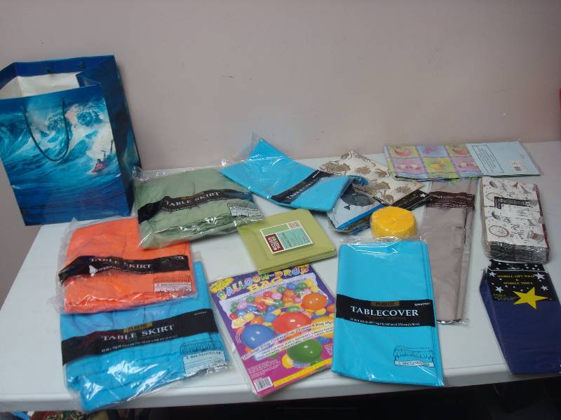lot 86 image: Gift Bag With Some Party Supplies