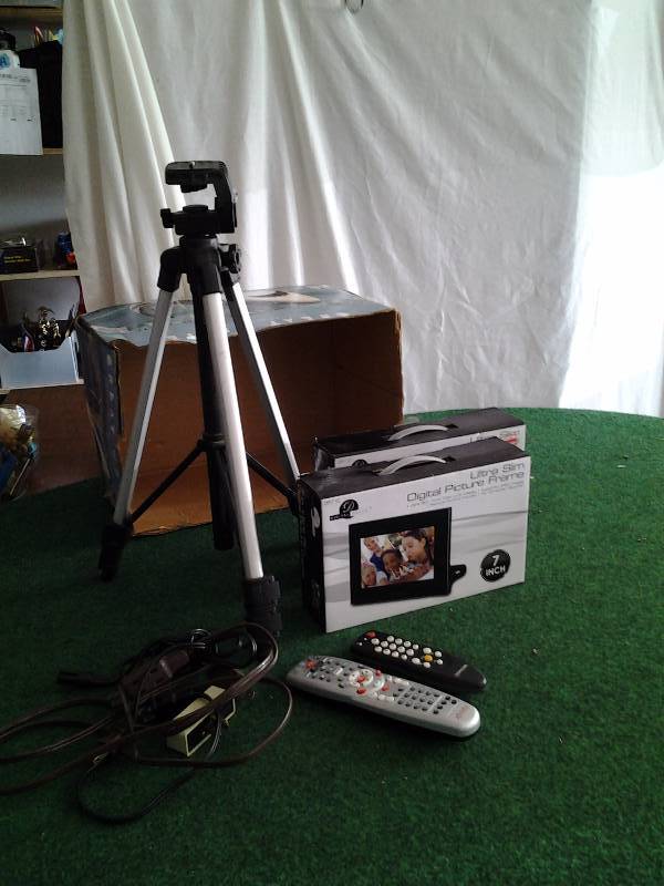 2-Digital Frames, Tri-Pod, Remotes For Comcast
