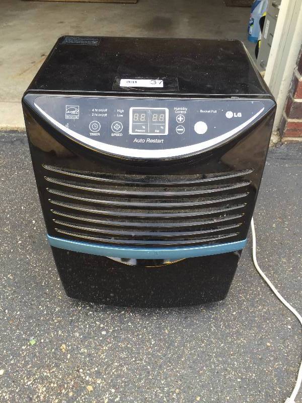 lot 37 image: LG Dehumidifier  - Works Excellent