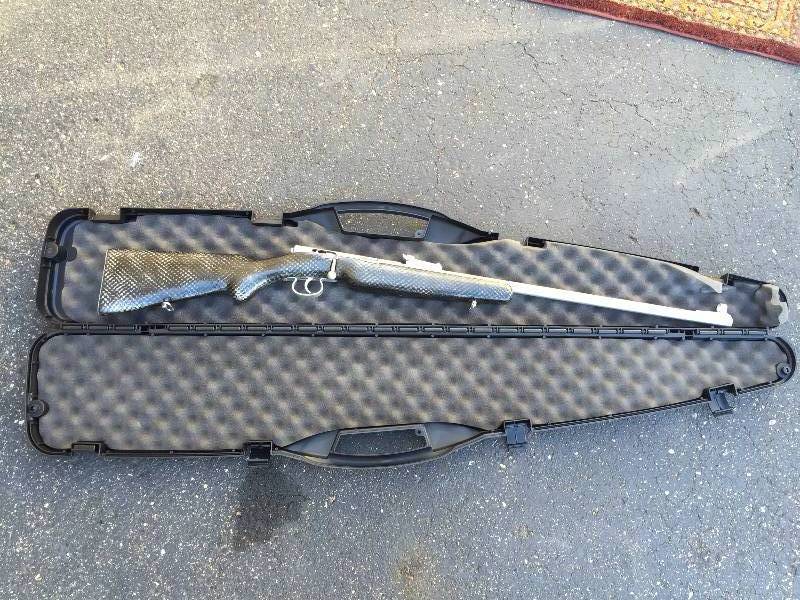 lot 43 image: Ultra Cool Russian Made Single Shot .22 Rifle and Case