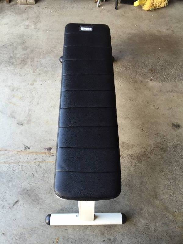 lot 44 image: Excellent Heavy Duty Ribbed Cushion Workout Weight Training Fitness Pro Sturdy Flat Utility Bench