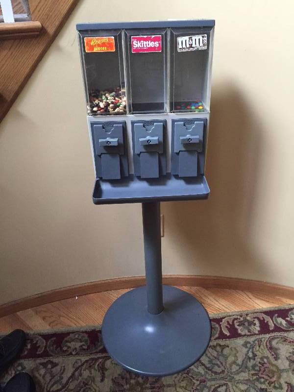 lot 73 image: Excellent Condition Retail 3 Type Despensing Coin Operated Bulk Candy Vending Machine