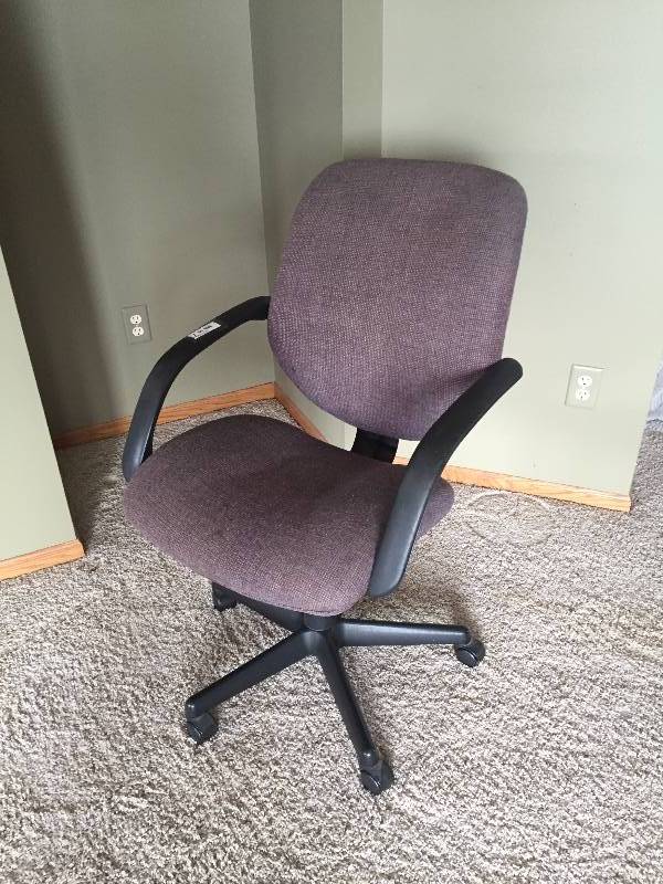 lot 75 image: Quality Ergonomic Adjustible Fabric Rolling Swivel Office Chair