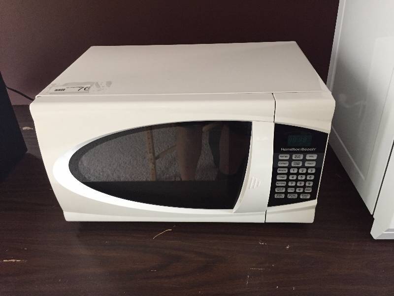 lot 76 image: Like New Hamilton Beach Microwave