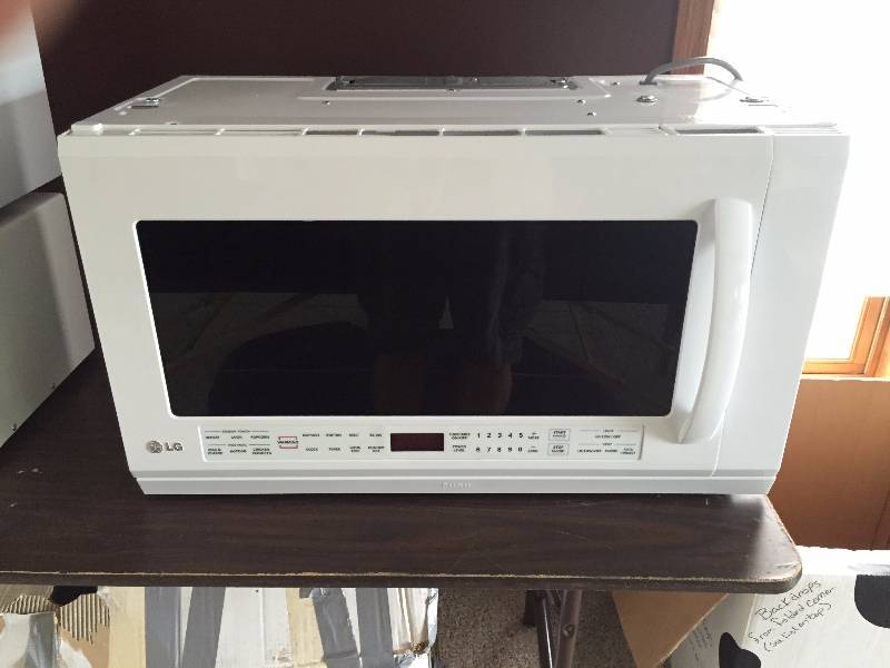 lot 78 image: Like New LG Microwave