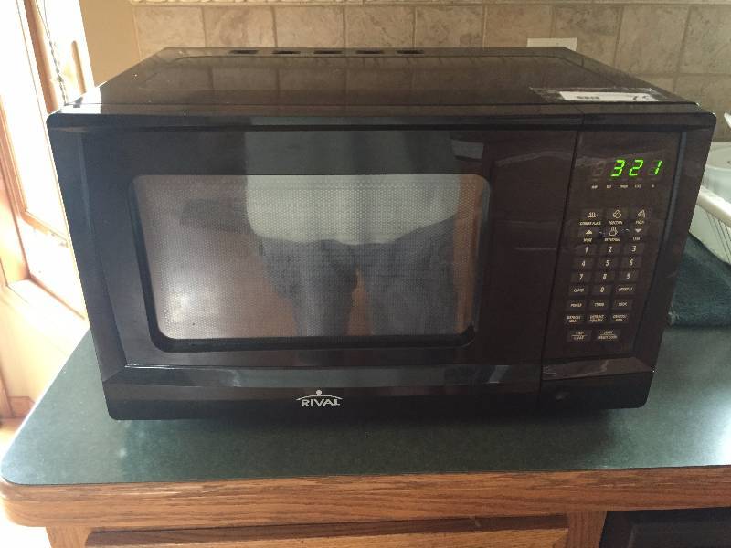lot 79 image: Very Nice Rival Microwave