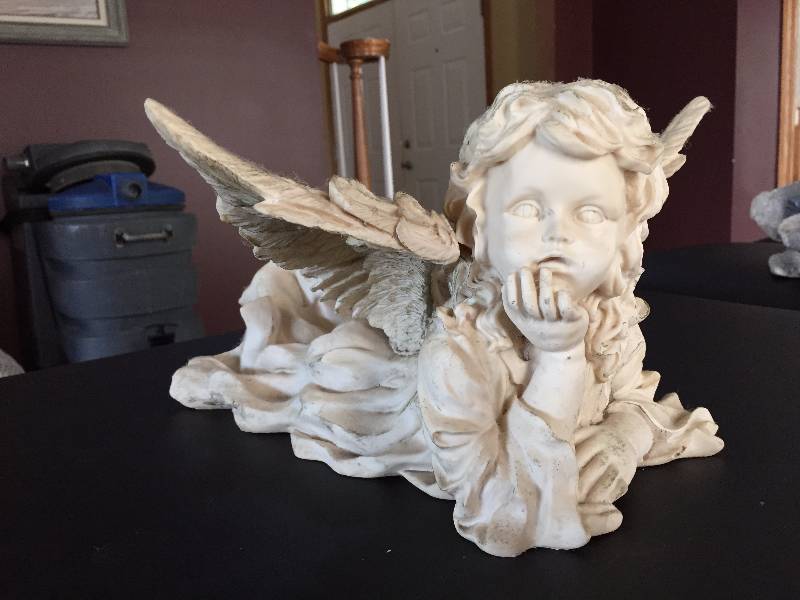 lot 94 image: Large ANGEL GARDEN OR HOME CHERUB CONCRETE OR PLASTER FIGURINE ANGEL LYING DOWN